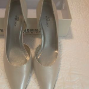 Pearl kitten heel pump